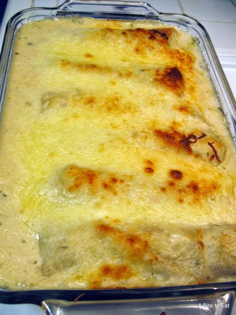 Chicken Enchiladas Suizas-Chicken enchiladas in a sour cream sauce with easy to follow instructions. Chicken Enchiladas Suiza, Enchiladas Suizas Recipe, Chipotle Pepper Sauce, Enchiladas Suizas, Casserole Side Dishes, Red Chile Sauce, Sour Cream Sauce, Food Mexican, Low Sodium Chicken Broth