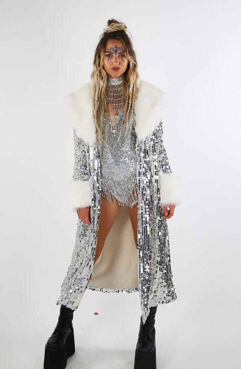 Cold Rave Outfits, Estilo Burning Man, Rave Outfit Ideas, Festival Dresses, Festival Outfit Ideas, Uk Festivals, Rave Outfits Festivals, White Party Outfit, Festival Outfit Inspiration