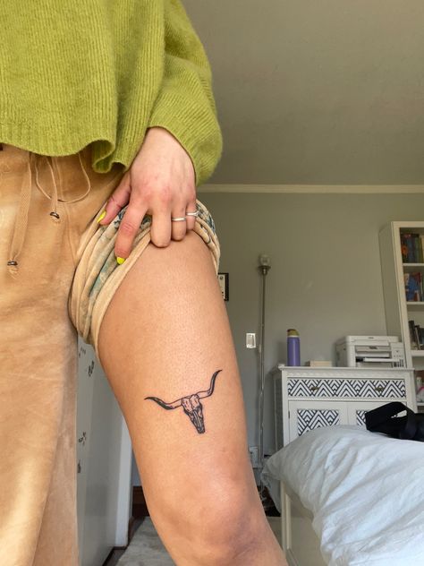 Longhorn Tattoo Above Knee, Bullhorn Tattoo Women, Longhorn Tattoo Thigh, Cow Horns Tattoo, Upper Hamstring Tattoo, Longhorn Back Tattoo, Bull Tattoo Women, Western Bull Skull Tattoo, Bullhorn Tattoo