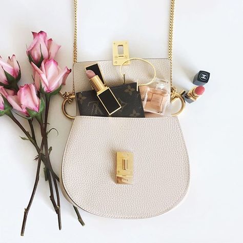 Cara Jourdan, Photography Bags, Inside My Bag, Handbags For School, Photo Bag, Nice Picture, Beauty Products Photography, Flatlay Styling, Flat Lay Photography