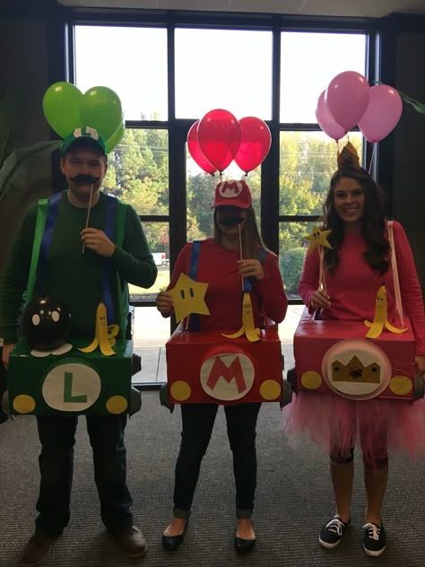 Mario Birthday Party Outfit, Mario Luigi And Peach Costume, Easy Mario Kart Costumes, Super Mario Kart Costumes, Mario Cart Halloween Costumes Diy, Disfraz Mario Kart, Mario Kart Costumes Diy, Mario Cart Charters Costumes, Mario Kart Diy Costumes