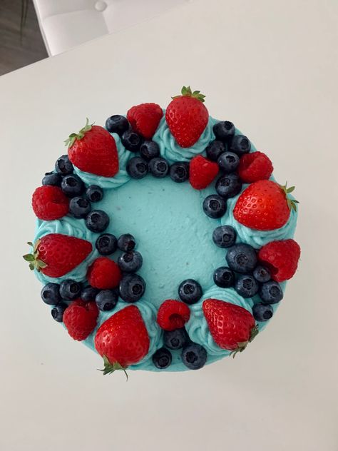 Cake Decorated With Blueberries, Strawberry Blueberry Cake Decoration, Strawberry Blueberry Cake, Blueberry Birthday, Birthday Cake Icing, 26 Birthday Cake, Cake Decorated With Fruit, Summer Birthday Cake, Teal Cake