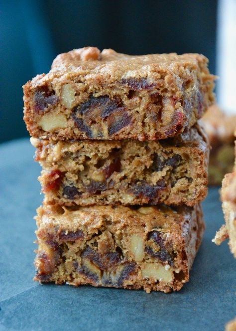 one bowl date nut oat bars | Oat bar recipes, Sweet snacks, Bars recipes healthy Recipes Using Dates, Bars Recipes Healthy, Oat Bar Recipes, Buah Tin, Healthy Cakes, Hungry Happens, Fruit Diy, Nut Bars, Healthy Bars