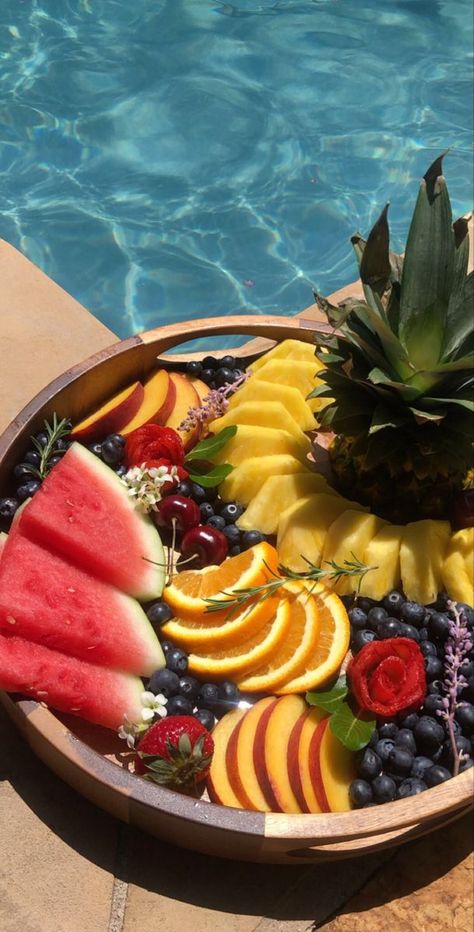 Shuffle Ideas, 80s Film, Tropical Fruit Salad, Plats Healthy, Holiday Pics, Tropical Food, Snack Plates, Läcker Mat, Snacks Saludables