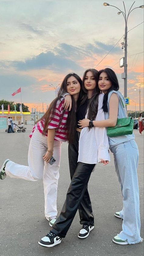 Trio Group Pictures, Face Hide Poses, Trio Photos, Foto Best Friend, Group Picture Poses, Outfit Ideas For Spring, Sisters Photoshoot Poses, Bff Poses, Trendy Outfit Ideas