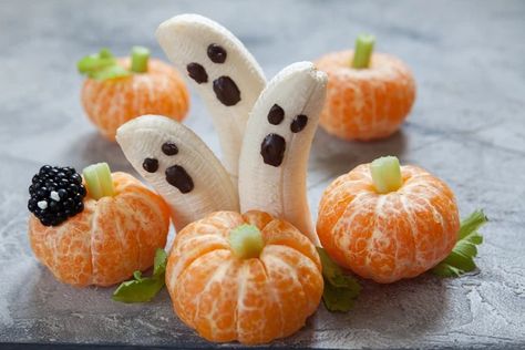 Halloween Fruit Treats, Clementine Pumpkins, Banana Ghosts, Fun Halloween Snacks, Halloween Themed Snacks, Healthy Halloween Food, Fun Halloween Treats, Healthy Halloween Treats, Healthy Halloween Snacks