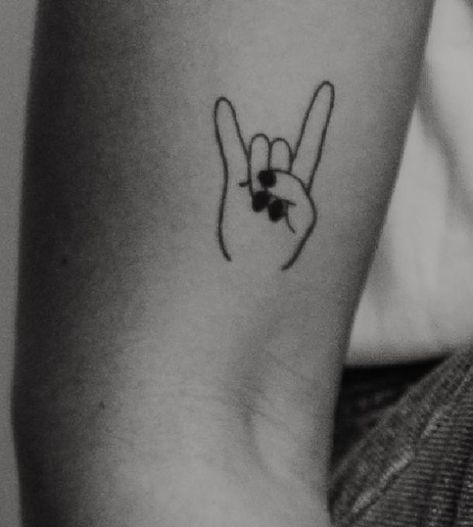 hand horns tattoo idea for women Metal Head Tattoo Ideas, Horns Tattoo, Lil Tattoos, Queen Bee Tattoo, Meaningful Word Tattoos, His Tattoo, 50 Tattoo, Hyper Realistic Tattoo, Black Bird Tattoo