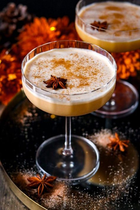 Creamy and sweet with a spiced cider chai syrup, caramel vodka, and a sprinkle of cinnamon sugar for a pretty, sparkly garnish. Apple Cider Chai, Chai Martini, Chai Caramel, Apple Martini Recipe, Caramel Apple Martini, Apple Chai, Cider Cocktail, Caramel Vodka, Espresso Martinis