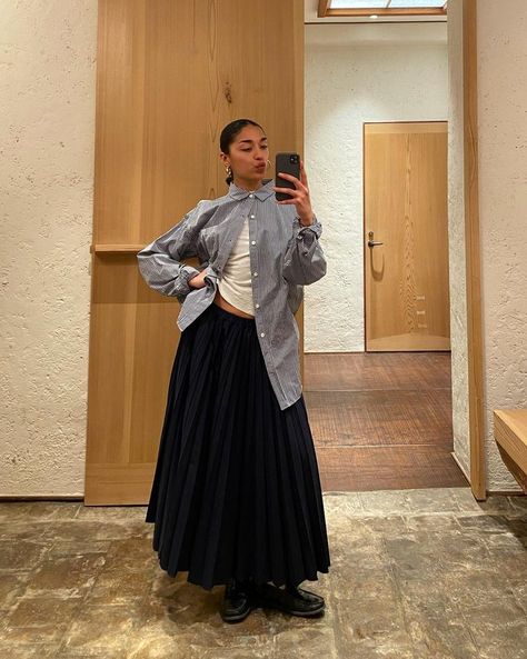 Casual Outfits Long Skirt, Tiered Skirt Outfit Winter, Cool Women Outfits, Outfit With Long Black Skirt, Styling A Button Down Shirt Women, Style A Long Skirt, Modest Outfits Dresses, Long Pleated Skirt Outfit, Cool Casual Outfits