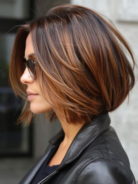 Chin Length Hair With Highlights, Chin Length Bob With Highlights, Short Rachel Haircut, Dark Hair Bob With Highlights, Short Hair Bobs For Women, Black Bob With Highlights, Balayage Hair Short Bob, Brunette Bob With Highlights, Fall Bob Hair Color