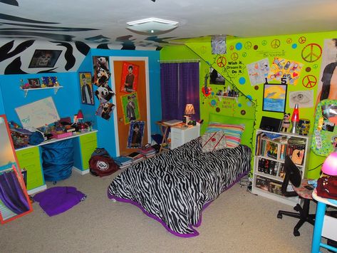 2000s Scene Bedroom, Scene Room 2000s, 2000s Older Brother Room, Weirdcore Room Ideas, 2000's Bedroom, 2010s Bedroom, Scene Room Ideas, 2010 Bedroom, 2010s Room