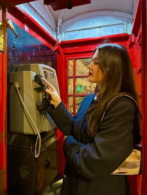 Telephone Box London, Phonebooth Red Aesthetic, Telephone Booth Poses, Red Telephone Booth Photoshoot, Phone Booth Photoshoot Ideas, Red Phone Booth Photoshoot, Telephone Box Photoshoot, Booth Photo Ideas, Telephone Booth Photoshoot