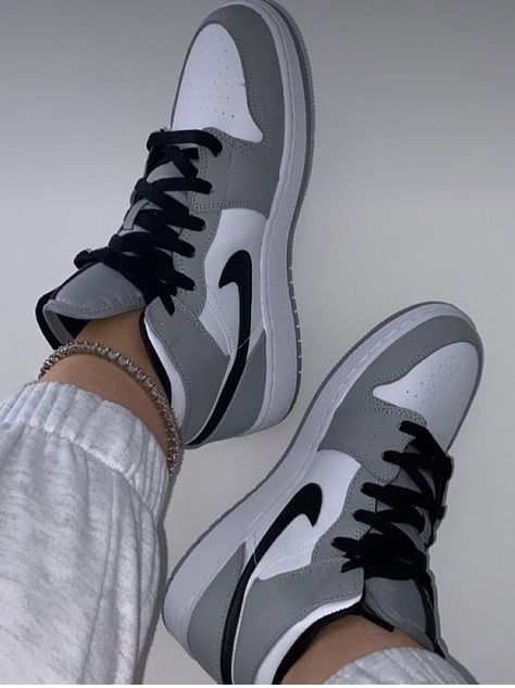 New Jordans, Nike Shoes Women Fashion, Fly Shoes, Cute Nike Outfits, Nike Shoes Girls, Nike Fashion Shoes, Preppy Shoes, Pretty Shoes Sneakers, Kicks Shoes