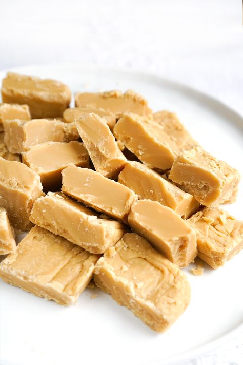 Step by Step Creamy Fudge Making Tips and Recipe | Just Easy Recipes 3 Ingredient Fudge Recipe, Best Fudge Recipe, Peanut Butter Recipe, Creamy Fudge, Old Fashioned Fudge, Cookie Dough Fudge, Cream Fudge, Homemade Fudge Recipes, Xmas Baking