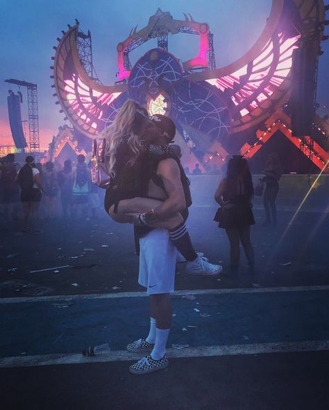 Rave couple Halloween Rave Outfits Couple, Rave Couple Poses, Rave Couple Aesthetic, Rave Couple Pictures, Rave Pictures Ideas, Gabber Outfit, Raves Outfit, Couples Rave Outfits, Couple Rave Outfits