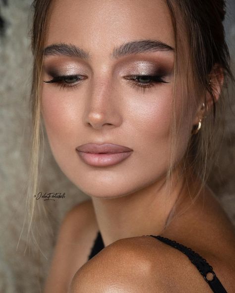 Top Wedding Guest Makeup Ideas For Every Type Of Wedding Attire, Style Or Even Skin Tone ★ Wedding guest makeup glowly bronzed look Plum Dress Makeup, Wedding Guest Makeup Looks, Makeup 2016, Fall Bridesmaid, Fall Wedding Makeup, Wedding Eyes, Makeup Bridesmaid, Wedding Guest Makeup, Makeup 2018