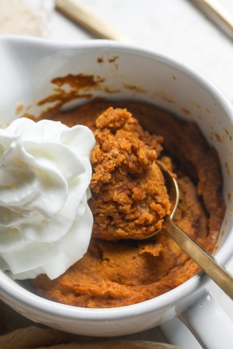 Pumpkin Mug Cake Recipe, Easy Microwave Desserts, Yummy Fall Desserts, Pumpkin Mug Cake, Real Food Meal Plan, Healthy Pumpkin Bread, 100 Days Of Real Food, Gluten Free Cake Recipe, Pumpkin Mug