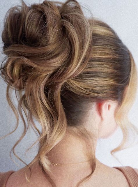 chic updos, updos, updo hairstyle, cute updo, simple updo, chignon, high updo Chic Updo Hairstyles, High Bun Updo, Updo Simple, Updo Chignon, Chic Updo, High Updo, Messy High Bun, Simple Updo, Wedding Hairstyles Bride