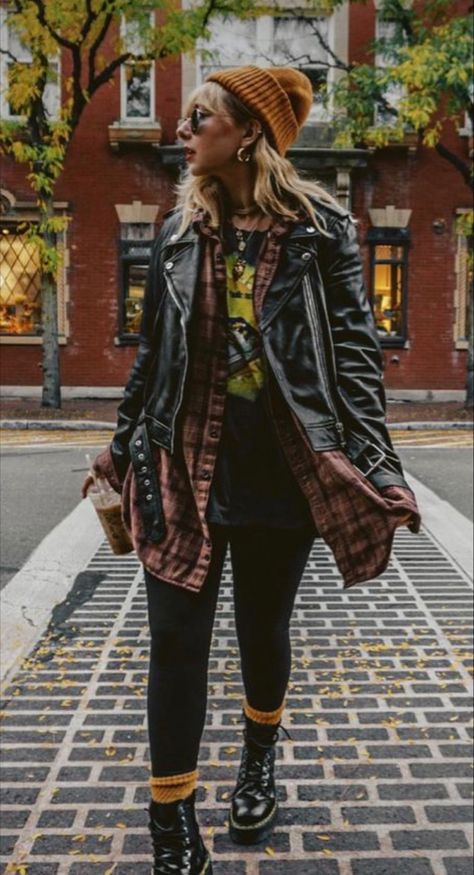 Women Outfit With Doc Martens, Fall Outfit With Doc Martens, Doc Marten Original Outfit, Jayden Doc Martens Outfit, Casual Winter Fashion 2023, Pop Punk Outfits Winter, Fall Quirky Outfits, Graphic Tee Outfit Fall Casual, Boho All Black Outfit