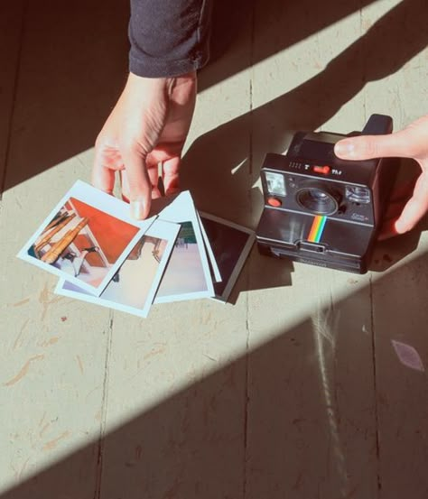 Photo Editing Camera, Photography Polaroid, Design Quotes Art, Polaroid Originals, Camera Aesthetic, William Eggleston, Polaroid Camera, 80s Aesthetic, Camera Shop