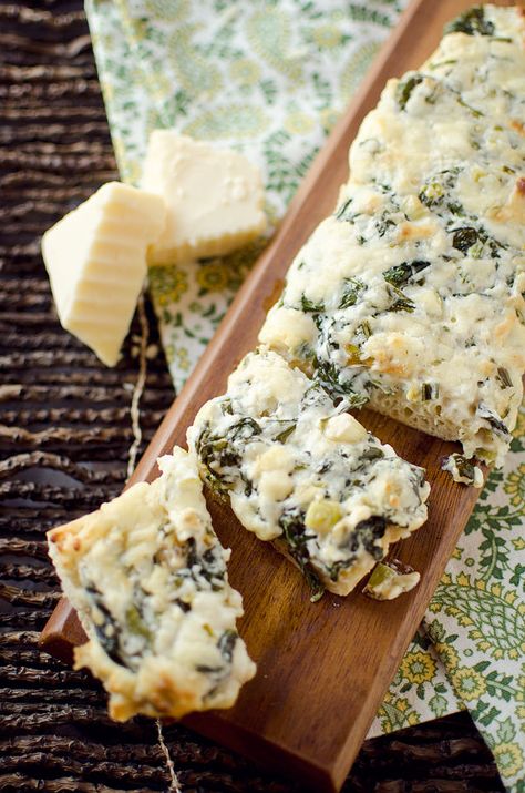 White Cheddar & Spinach French Bread French Bread Recipes, Vegetarian Entree Recipes, Stuffed French Bread, Gluten Free French Bread, Crusty French Bread, Bread Baguette, Spinach Bread, French Bread Recipe, French Bread Pizza