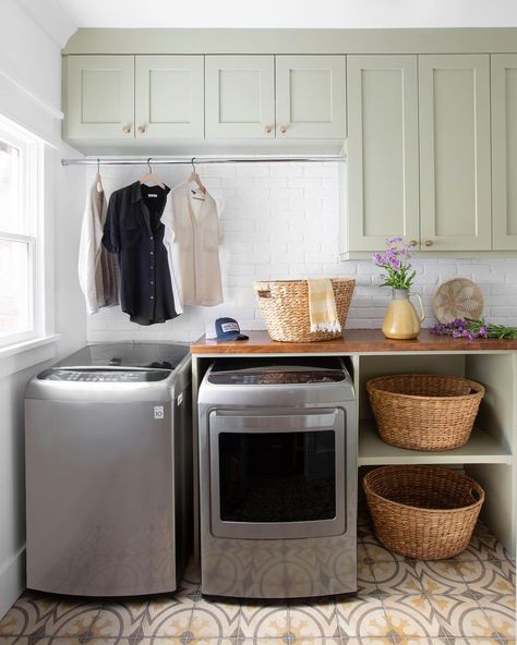 23 Unique And Beautiful Washer Dryer Countertop Ideas You Will Love Laundry Room Shelving Ideas, Room Shelving Ideas, Laundry Room Shelving, Laundry Room Ideas Small Space, Pantry Laundry Room, Pantry Laundry, Dream Laundry Room, Laundry Room Closet, Laundry Room Shelves