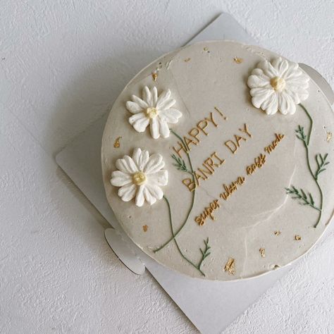 Minimalist Cake, Resipi Kek, Birthday Cake For Mom, Pastel Cakes, Buttercream Flower Cake, Korean Cake, 16 Birthday Cake, Simple Cake Designs, Cake Decorating Piping