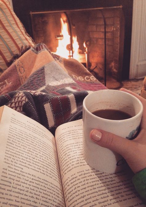 Heerlijk om op een koude avond onder een fleece deken te kruipen met een goed boek en een kop koffie voor de open haard. Winters Tafereel, Raining Outside, Reading A Book, A Cup Of Coffee, Relaxing Day, Foto Inspiration, Comfy Cozy, I Love Books, Simple Pleasures