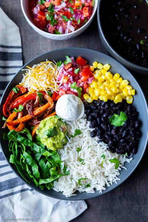 Easy Vegetarian Burrito Bowls - Shweta in the Kitchen Vegetarian Chipotle Burrito Bowl, Vegetarian Fajita Bowl, Chipotle Veggie Bowl, Vegetarian Burrito Bowl, Fajita Veggies, Mexican Bowl, Burrito Bowl Recipe, Vegetarian Burrito, Burrito Bowls Recipe