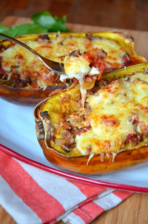 Baked Spaghetti Squash Recipes, Healthy Chicken Spaghetti, Spaghetti Squash Recipes Vegan, Bolognese Spaghetti, Vegan Spaghetti Squash, Spaghetti Squash Boats, Easy Spaghetti Squash, Spaghetti Squash Recipes Healthy, Spaghetti Squash Boat