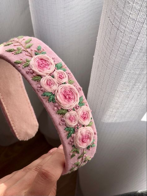 Hand Embroidery Hair Bands, Embroidery Hair Band, Diy Baby Bows Headbands, Diy Baby Bows, Embroidery Hair, Embroidered Hair Bows, Diy Hair Accessories Ribbon, Diy Fabric Jewellery, Handmade Hair Clip