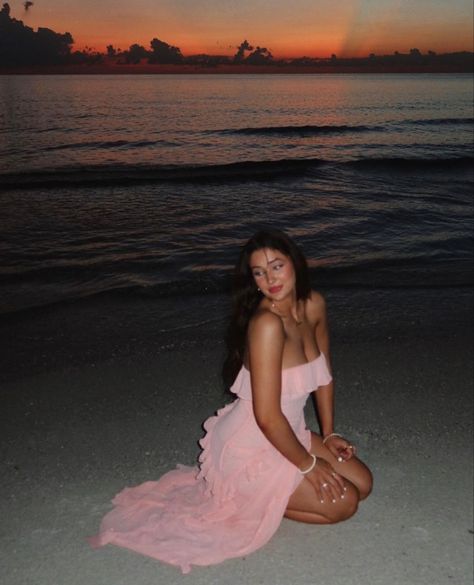 Beach Dress Photoshoot, جزر المالديف, Beach Photo Inspiration, Beach Instagram Pictures, Summer Poses, Summer Picture Poses, Mode Instagram, Pose Fotografi, Adorable Outfits