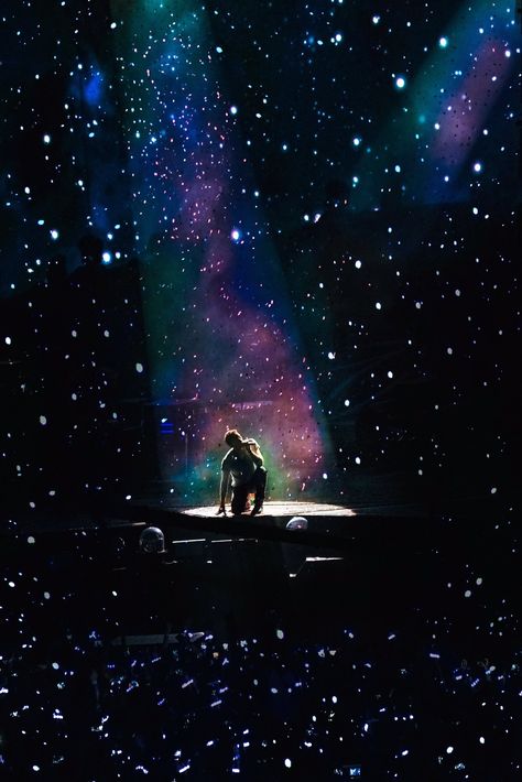 Chris Martin and A Sky Full Of Stars (xylobands), Coldplay, AHFOD Tour, Cardiff, 11 July 2017. Frases Coldplay, Coldplay Art, Coldplay Wallpaper, Coldplay Live, Guy Berryman, Coldplay Chris, Chris Martin Coldplay, A Sky Full Of Stars, Coldplay Concert