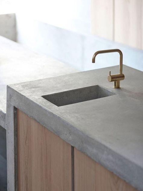 This post looks at a creative approach to the use of concrete. Not only for forming exterior buildings, which by themselves are sometimes beautiful and awe inspiring, but also interior uses such as the modern trend for concrete countertops in kitchens and bathrooms, all the way to concrete for home decor and art and design. Concrete Counter Top, Interior Dapur, Smooth Concrete, Beton Design, Concrete Counter, Concrete Kitchen, Concrete Furniture, Concrete Wood, Kitchen Farmhouse