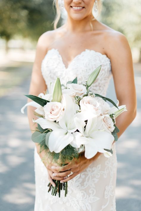 White Lily Wedding, Lily Wedding Bouquet, Wedding Bouquet Ideas, Sunflower Wedding Bouquet, Red Bouquet Wedding, Lily Wedding, Lily Bouquet, Rose Wedding Bouquet, White Wedding Bouquets