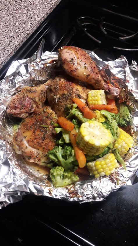 Honey Garlic Chicken With Roasted Veggies Tinfoil Dinners, Foil Recipes, Foil Meals, Grilled Kabob Recipes, Camping Foods, Campfire Recipes, Foil Dinners, Foil Pack Meals, Foil Packs