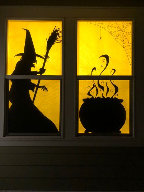 Ideas for DIY Halloween Window Silhouettes with butcher paper and black paint. Click to see more ideas. #halloween #halloweendecorations #halloweendecor #halloweenart #spooky #diy #halloweencrafts #crafts Diy Halloween Window Silhouettes, Spooky Halloween Porch, Strašidelný Halloween, Diy Halloween Window, Veselý Halloween, Halloween Window Display, Halloween Window Silhouettes, Window Silhouette, Halloween Window Decorations