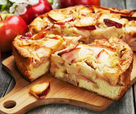 Apple Cake with Olive Oil and Honey Popular Pies, Olive Oil Cake Recipe, Apple Crumble Cake, Russian Desserts, Russian Cakes, Chocolate Mousse Recipe, Crumble Cake, Oil Cake, Olive Oil Cake