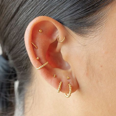 Studs on Instagram: “You and this ‘scape are meant to bead ❣️Pair our new Beaded Cuff with our Medium Beaded Huggies, Ball Studs, Raised Bar Stud, and Mini…” Piercings Oor, Daith Ear Piercing, Minimalist Ear Piercings, Constellation Piercings, Ear Piercing Ideas, Ear Peircings, Earring Inspo, Ear Piercings Helix, Cool Ear Piercings