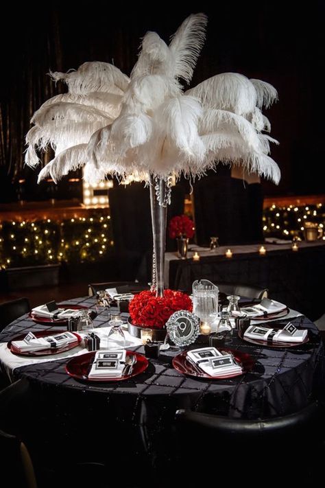 Glam old Hollywood wedding centerpiece by Will Pursell Photography. Tema Vegas, Hollywood Glamour Party, Harlem Nights Theme, Old Hollywood Party, Vintage Glamour Wedding, Old Hollywood Theme, Bühnen Design, Hollywood Glamour Wedding, Hollywood Party Decorations