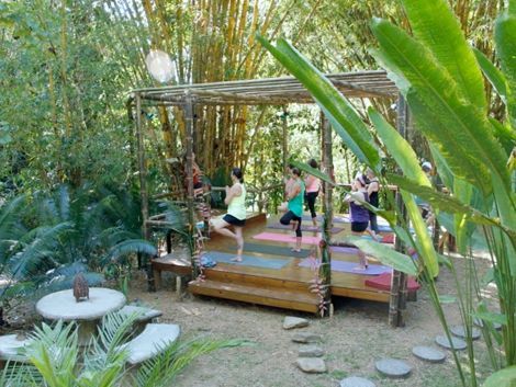 Yoga Garden Space, Outdoor Yoga Space, Outdoor Yoga Studio, Outdoor Meditation Space, Backyard Yoga, Yoga Platform, Yoga Garden, Outdoor Meditation, Yoga Place