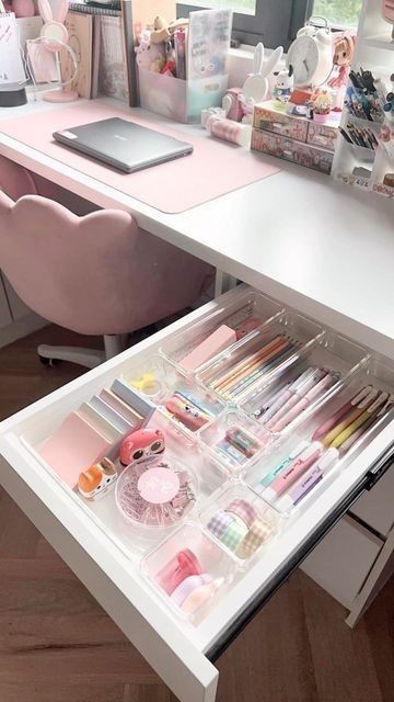 Vanity Desk Drawer Organization, Stationery Drawer Organisation, Daiso Organization Desk, Aesthetic Drawers Organization, Girls Room With Desk And Dresser, Tidy Desk Ideas, Desk Organizers Aesthetic, Cute Organized Desk, Desk Organization Ideas Drawers