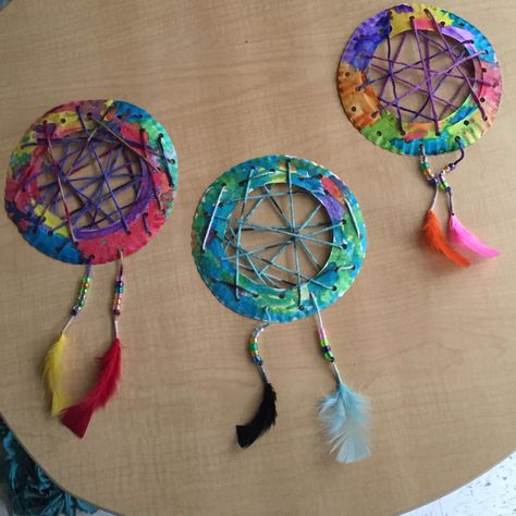 Paper plate dream catcher Dream Catcher Preschool Craft, Paper Plate Wind Spinner, Paper Plate Dream Catcher, Plate Dream Catcher, Preschool Diy Crafts, Preschool Displays, Adventure Crafts, Dream Catcher Art, Dream Catcher Craft