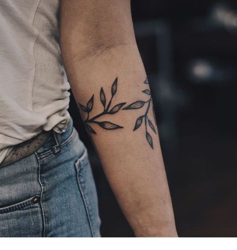 Not my photo! Ivy Tattoo, Flor Tattoo, Tattoo Band, Wrap Around Tattoo, Mother Nature Tattoos, Vine Tattoos, Arm Band Tattoo, 1 Tattoo, Band Tattoo