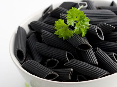 Black Pasta, Squid Ink Pasta, Black White Parties, Black Garlic, White Food, Black Food, Black And White Theme, Food Trends, Food Coloring