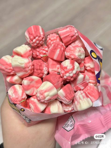 #douyin#ulzzang#korean#chinese#cute#aesthetic Chinese Candy, I Want Food, Pastel Cupcakes, Kawaii Cooking, Sleepover Food, Junk Food Snacks, Cute Snacks, Food Drinks Dessert, Buffet Food