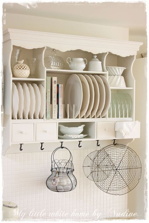 Lovely plate rack - perfect for extra storage in small kitchens! Kitchen Open Shelving Ideas, Cottage Style Kitchen, Kabinet Dapur, Plate Rack, Cottage Kitchens, Dish Rack, Plate Racks, Chic Kitchen, Shabby Chic Kitchen