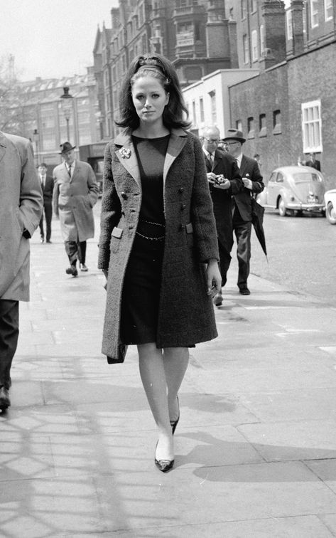 Court Pictures, London Nightclubs, Newly Divorced, Dame Joan Collins, Jackie Collins, William Collins, Divorce Court, Leopard Print Outfits, Walks In London