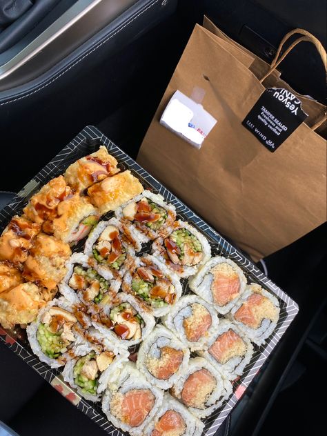 Fried Sushi Aesthetic, Sushi Nigiri Aesthetic, Bento Box Sushi, Fried California Roll Sushi, California Roll Sushi Aesthetic, California Roll Aesthetic, Japanese Food Restaurant, Fried California Roll, Aesthetic Dinner Food