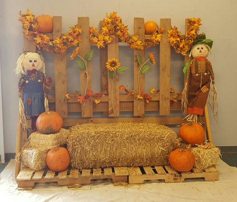 Photo booth for church Harvest Party. Under $15. Fall Photo Backdrop Ideas, Fall Festival Booth, Fall Photo Backdrop, Fall Photo Booth, Photo Backdrop Ideas, Fall Festival Decorations, Fall Festival Games, Fall Harvest Party, Fall Backdrops